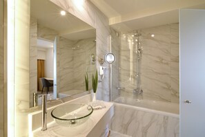 Executive-Suite (Acropolis View) | Badezimmer | Dusche, kostenlose Toilettenartikel, Haartrockner, Handtücher