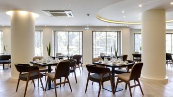 Tägliches Frühstücksbuffet (15 EUR pro Person)