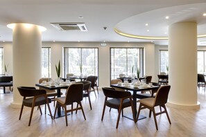 每日供應自助早餐 (費用另計)