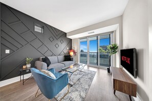 Condo Confort, 2 habitaciones, cocina, vista a la ciudad | Área de sala de estar | Televisión de pantalla plana 