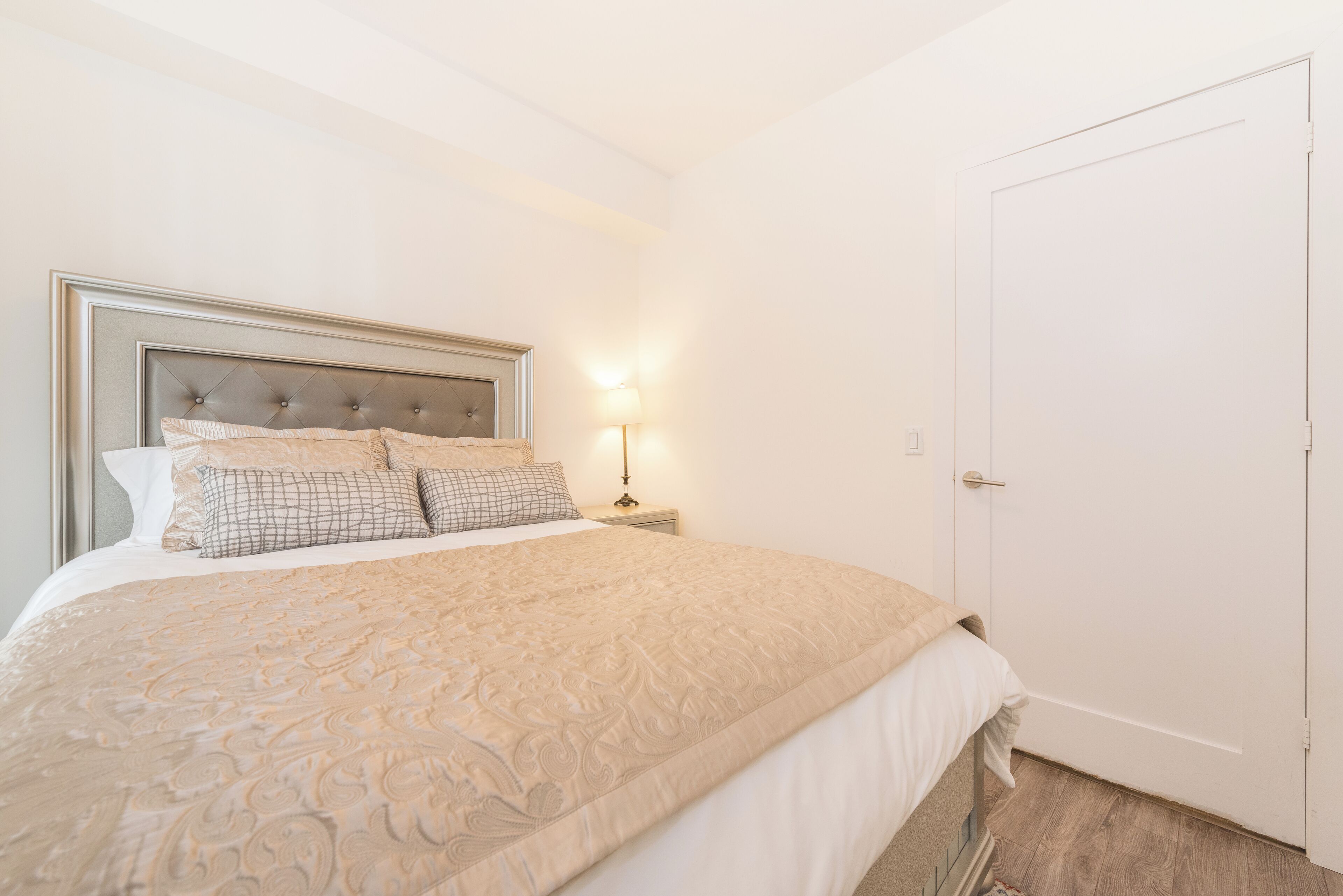 1 habitación, muebles diferentes y tabla de planchar con plancha 