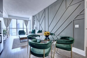 City Condo, 2 Bedrooms, Kitchen | 1 bedroom, individually furnished, iron/ironing board, free WiFi - Grand Royal Condos - CN Tower (Toronto)