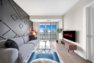 1 habitación, muebles diferentes y tabla de planchar con plancha