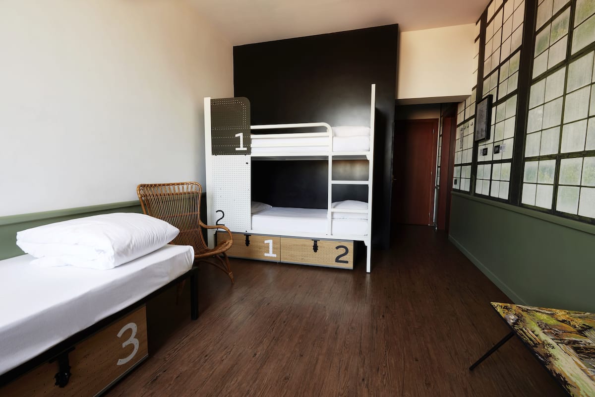 Soundproofing, free WiFi, bed sheets
