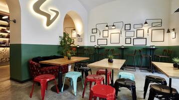 Tägliches Frühstück zum Mitnehmen (8 EUR pro Person)