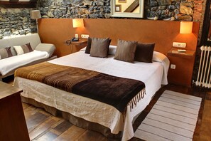 Standard Double Room | Minibar, in-room safe, desk, soundproofing - Hotel Mar del Sueve (Colunga)