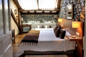 Minibar, caja de seguridad en la habitación y escritorio 