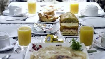 Se ofrece desayuno continental por un coste adicional