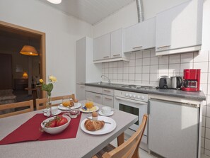Frigorífico, horno, placa de cocina y cafetera o tetera