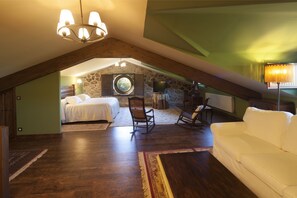 Familien-Penthouse, 2 Schlafzimmer, Whirlpool, Bergblick | Minibar, Zimmersafe, individuell dekoriert, individuell eingerichtet