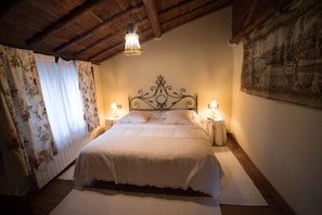 Minibar, in-room safe, individually decorated, individually furnished - Posada Real Ruralmusical (Puerto de Bejar)