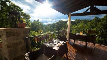 Breakfast and dinner served