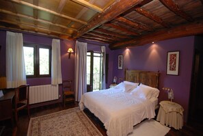 Minibar, Zimmersafe, individuell dekoriert, individuell eingerichtet