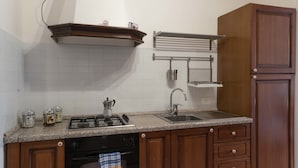 Cafetera expreso, refrigerador, horno, placa de cocina