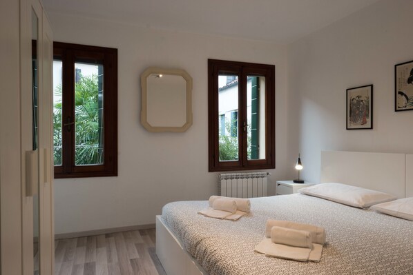 Familienapartment, 2 Schlafzimmer | 2 Schlafzimmer, hochwertige Bettwaren, Daunenbettdecken, Zimmersafe