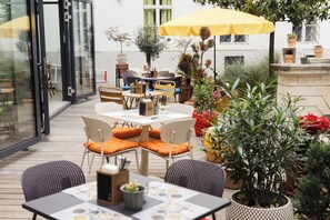 Daily buffet breakfast (EUR 17 per person)