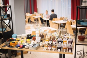 Petit déjeuner buffet (8.50 EUR par personne)