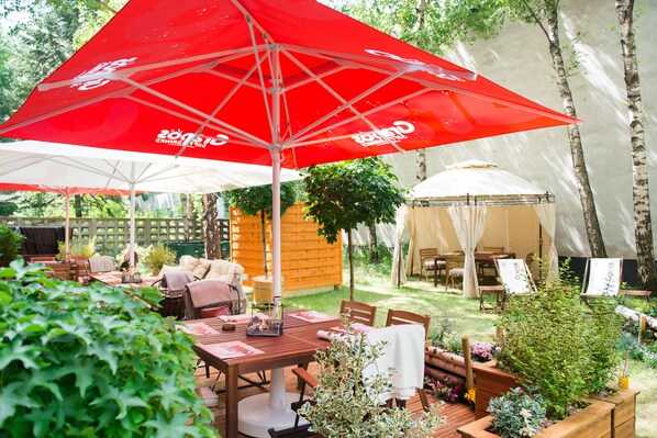 Outdoor dining - myNext - Westbahnhof Hostel One (Vienna)