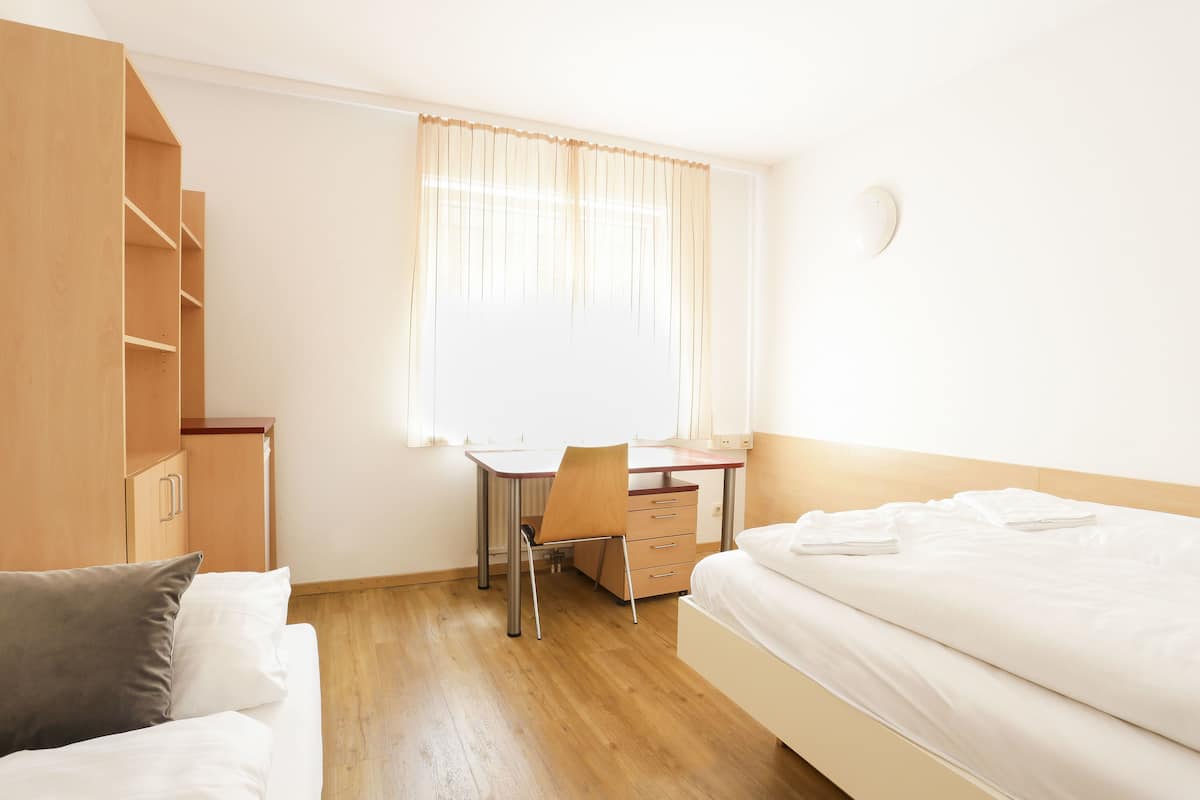 Habitación triple, baño privado | Ropa de cama de alta calidad y caja de seguridad en la habitación