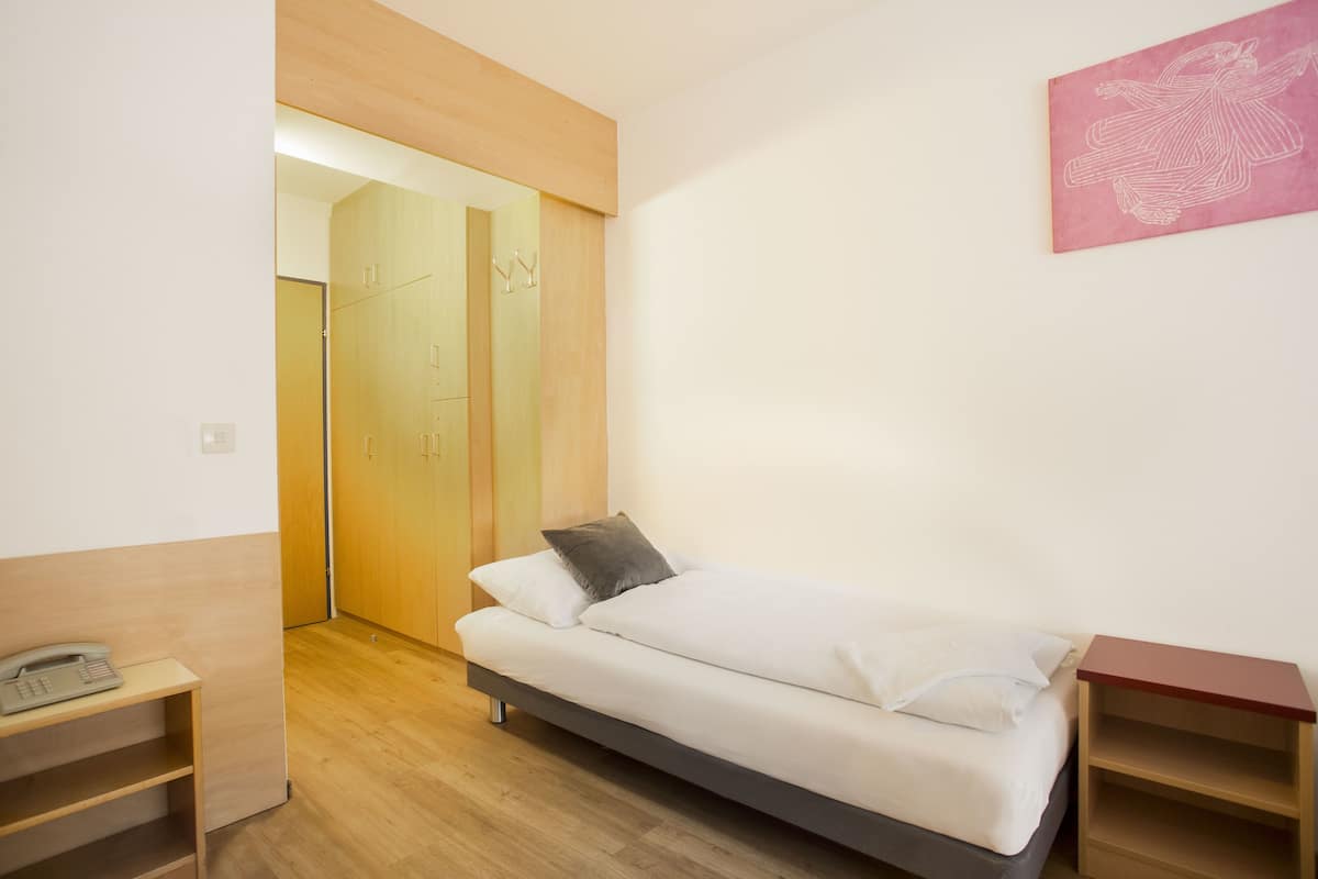 Premium bedding, in-room safe, iron/ironing board (on request)