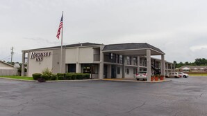A two-story motel with a sign reading "REGENCY INN" and an American flag. - Regency Inn (Monroeville)