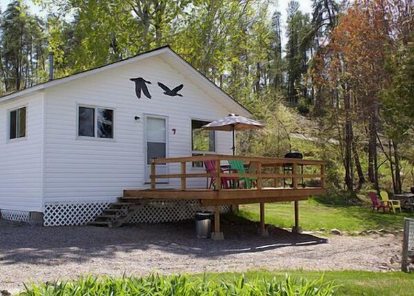 Deluxe Cottage, 2 Bedrooms (Cottage#7) | Balcony - Mashkinonje Lodge (St. Charles)