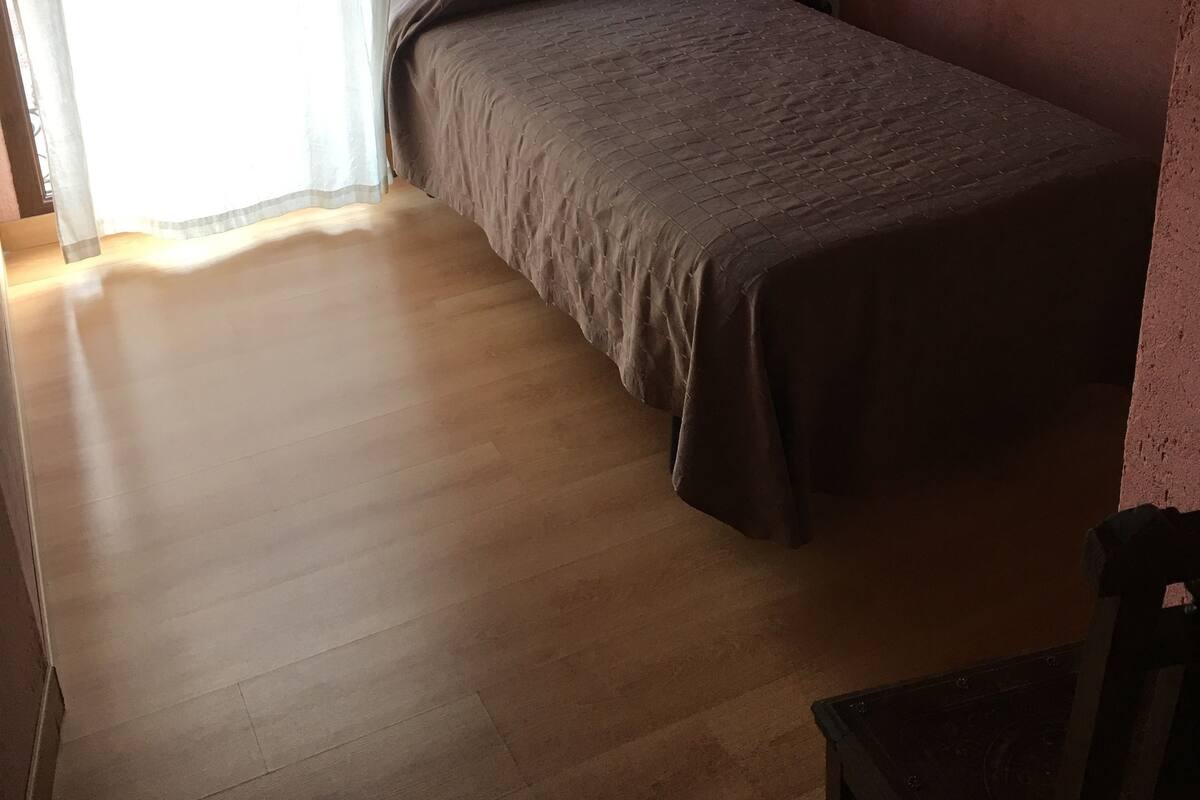 Basic Single Room, 1 Single Bed | Blackout curtains, free cots/infant beds, rollaway beds, free WiFi