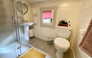 Cabin | Bathroom | Shower, free toiletries, towels - Beaufort House (New Ross)
