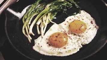 Daily full breakfast (EUR 10.00 per person)