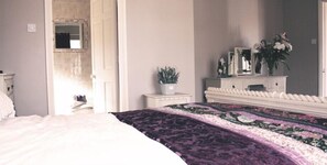Doppelzimmer (Lavender - King Bed) | Hochwertige Bettwaren, Bügeleisen/Bügelbrett, kostenloses WLAN