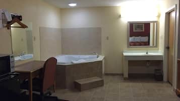 Suite Classique, 1 trĂšs grand lit, non-fumeur, bain Ă remous | Baignoire Ă jets