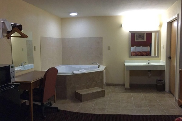 Classic Suite, 1 King Bed, Non Smoking, Jetted Tub | Jetted tub