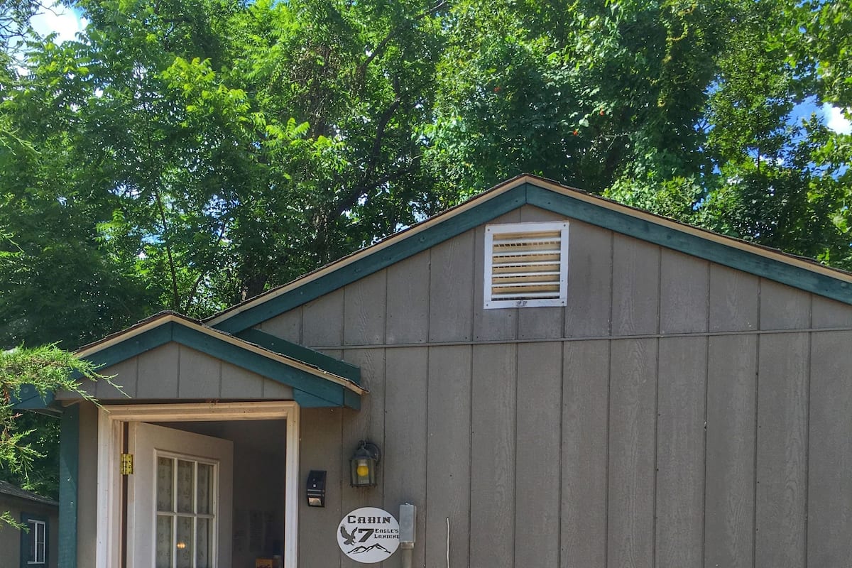Cabin 7 (2 Queen Beds) | Free WiFi