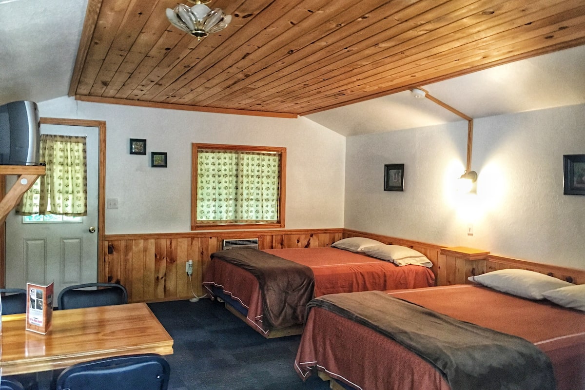 Cabin 6 (2 Queen Beds) | Free WiFi