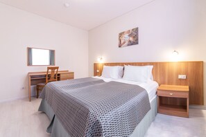 Quarto quádruplo família | Escrivaninha, quartos à prova de som, Wi-Fi de cortesia