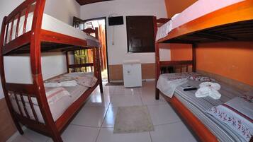 Quarto quádruplo standard | Frigobar, ferros/tábuas de passar roupa, Wi-Fi de cortesia