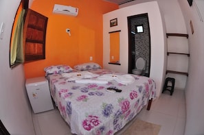 Minibar, tabla de planchar con plancha, wifi gratis y ropa de cama