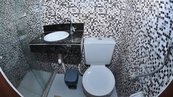 Chuveiro, produtos de toalete grátis