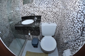 Dusche, kostenlose Toilettenartikel, Haartrockner, Handtücher