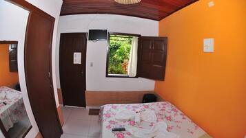 Quarto casal standard | Frigobar, ferros/tábuas de passar roupa, Wi-Fi de cortesia