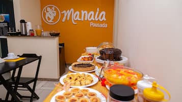 Café da manhã com buffet grátis todos os dias