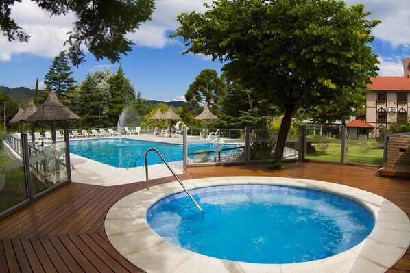 Innendørsbasseng og sesongbasert utendørsbasseng