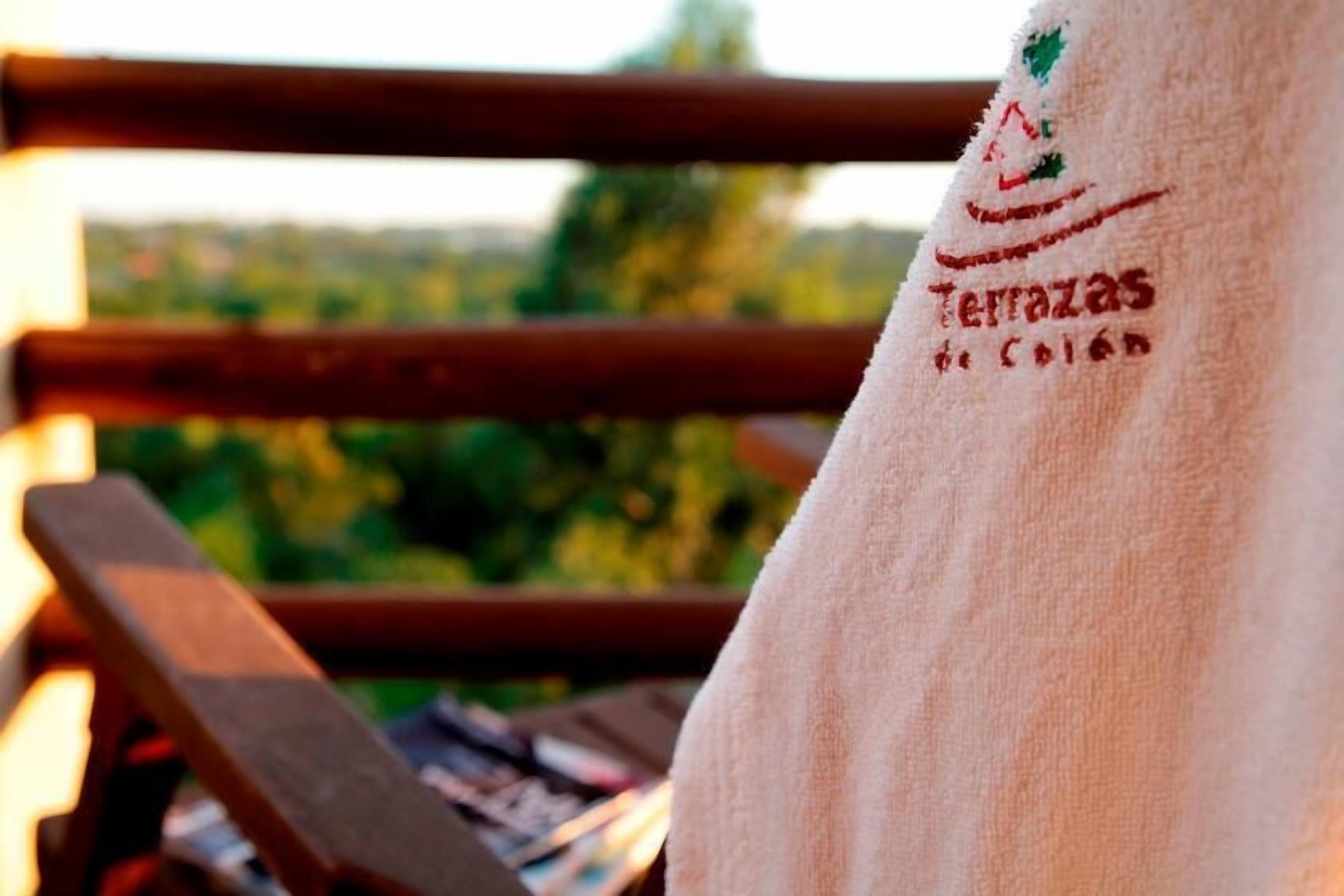 En handduk med texten ”Terrazas de Colina” påtryckt.