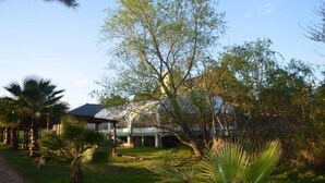 A building with a green roof and a covered outdoor area. - Terrazas de Colon (Colon)