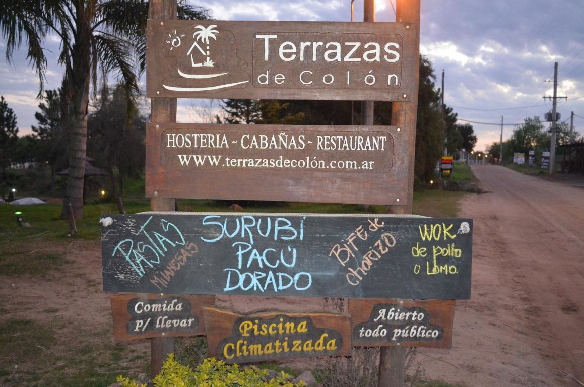 Wegweiser für 'Terrazas de Colón' mit Restaurant und Website-Angaben.
