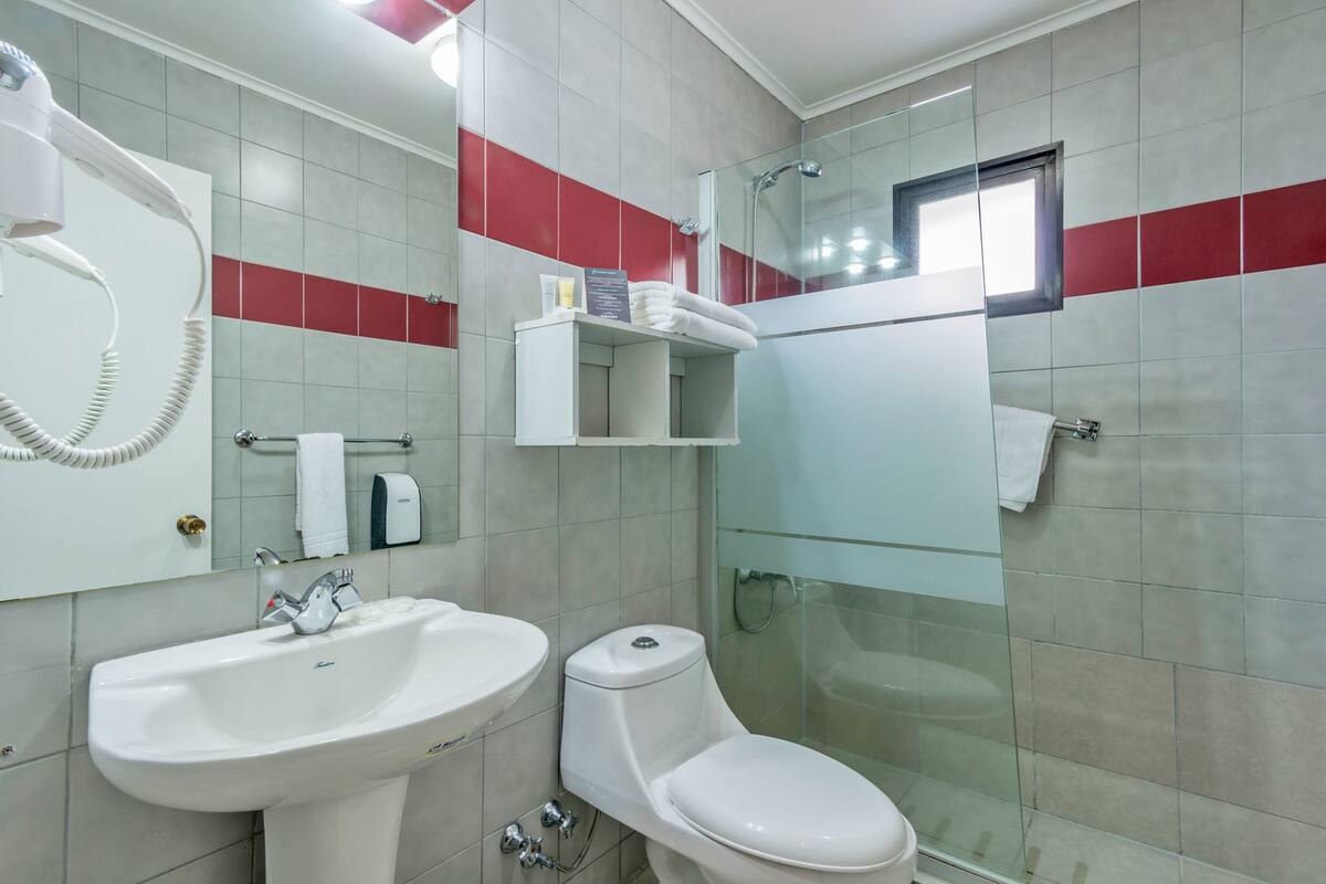 Dusche, kostenlose Toilettenartikel, Haartrockner