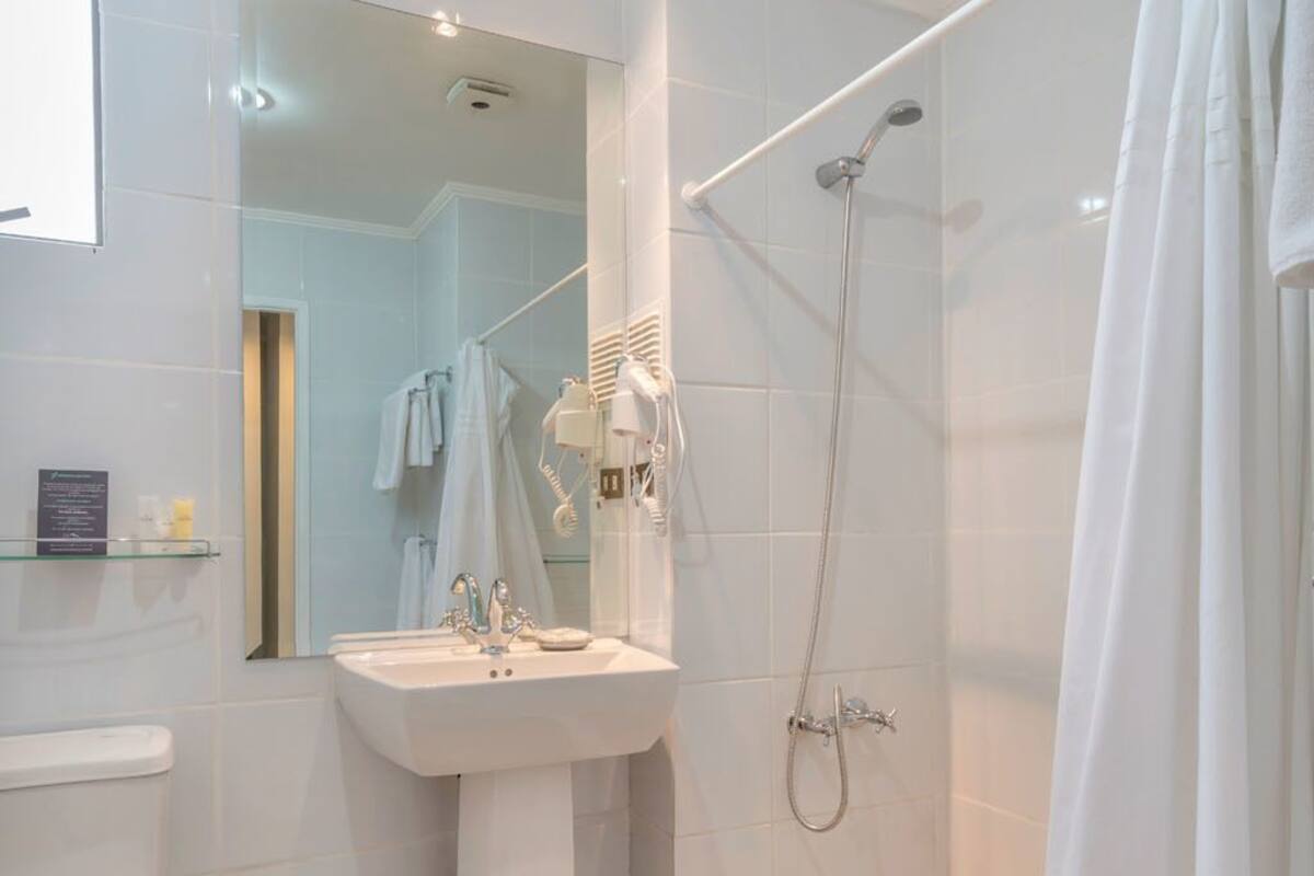 Dusche, kostenlose Toilettenartikel, Haartrockner