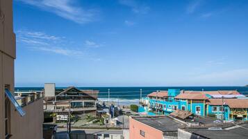 Uma vila costeira com edifícios, um cais e o oceano.