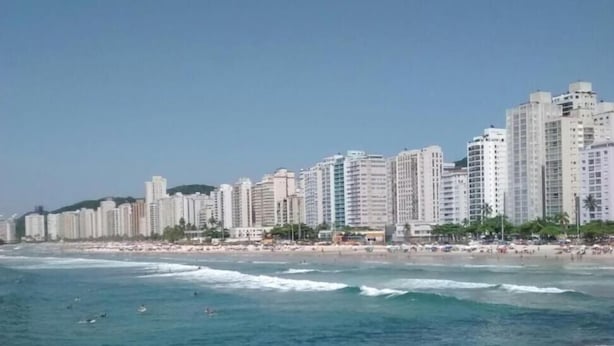 Un paisaje urbano costero con rascacielos a lo largo de la playa.