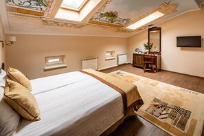 Desk, iron/ironing board, free cots/infant beds, rollaway beds - Guest House Inn Lviv (Lviv)